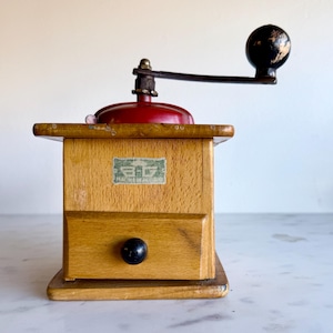 Vintage Italian Coffee Grinder Mill Wood with Metal Handle European Farmhouse Kitchen Decor Manual Rustic Industrial Red Black Appliance