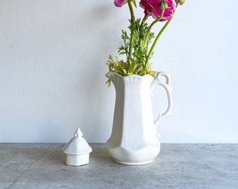 Grande desserte à café en pierre de fer crémeuse avec couvercle, blanc cassé, couvercle hexagonal vintage, poignée ornée, fer antique, porcelaine de Chine