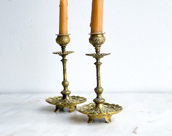 Verzierte Vintage-Kerzenhalter aus Messing, 2er-Set, goldene Kerzenständer, Kaminsims-Dekoration, Tischdekoration, Jugendstil-Kerzenhalter aus schwerem Messing