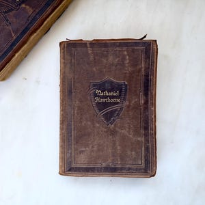 Libro de cuero antiguo de Nathaniel Hawthorne Obras de Art Decó Cubierta dorada Libro marrón Biblioteca Poesía Coleccionable Literatura clásica