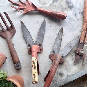 Vintage rustika trädgårdsredskap 3-tandig handkratta Vintage trädgårdsskötsel Vårdekor Krukbänk Växthus Rustikt bondgårdsträdgårdshandverktyg