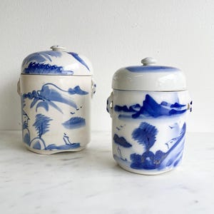 Antyczny niebieski + biały chiński pojemnik na herbatę porcelanowy celadon z lat 40. XX wieku malowany ręcznie z podwójną pokrywką wkładaną na górze pojemnik w stylu chinoiserie