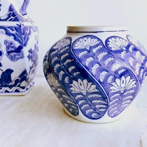 Chinesische Blau-Weiße Vase Ginger Jar Tempelglas Weithalsvase Keramik Blumen Vintage Chinoiserie Dekor Asiatisch Britisch Kolonialporzellan