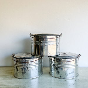 Antieke ronde jerrycan met deksel metalen keukenopberger vintage metalen lunchemmer met deksel ronde lunchbox metalen container met handvat kamperen