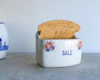 Vintage Salz Ceramic Container German Saltware Salt Box Sel Box Wall Mounted Farmhouse Kitchen Storage Painted Flowers Wooden Flip Up Lid