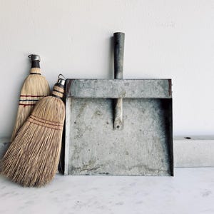 Vintage Metal Dustpan Primitive Antique Rustic Display Modern Farmhouse Kitchen Cleaning Supplies Whisk Broom Industrial Wall Hanging