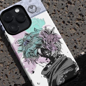 Op de afbeelding: Witte telefoonhoes met een manga-stijl illustratie van een persoon met bloemaccenten in paars, teal en grijs. De hoes heeft een zwarte cameramodule en een decoratieve rand.
