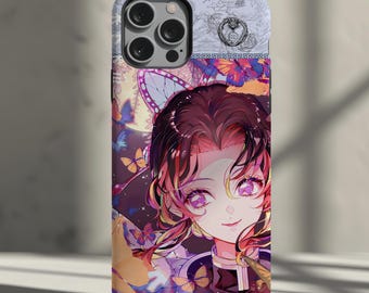 Könnte beinhalten: Handyhülle mit einer farbenfrohen Anime-Illustration eines Mädchens mit lila Augen und Schmetterlingsakzenten. Die Hülle hat eine hellviolette Oberseite mit einem detaillierten Design.