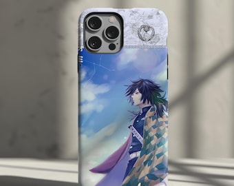 Könnte beinhalten: Handyhülle mit einem Anime-Charakter mit schwarzen Haaren und einem gemusterten Umhang, vor einem blauen Himmel mit Wolken. Die Hülle hat einen weißen Rand und ein Design oben.