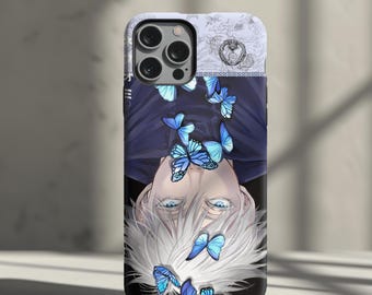 Könnte beinhalten: Schwarze Handyhülle mit einer detaillierten Illustration einer Person mit weißen Haaren und blauen Augen, umgeben von blauen Schmetterlingen. Die Oberseite der Hülle hat ein weißes und graues Design.