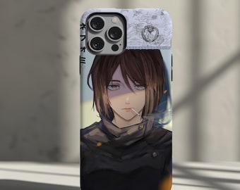 Könnte beinhalten: Handyhülle mit einer Anime-Illustration einer Person mit kurzen braunen Haaren, einer schwarzen Jacke und einer Zigarette. Die Hülle hat eine weiße Oberseite mit einem Design und japanischem Text an der Seite.