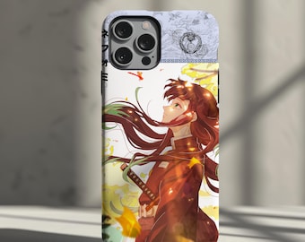 Könnte beinhalten: Eine Handyhülle mit einer Anime-Illustration eines Charakters mit langen braunen Haaren und einem Schwert. Die Hülle hat ein farbenfrohes Design mit japanischem Text an der Seite und einem hellblauen Oberteil.