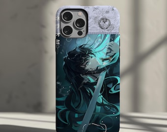 Könnte beinhalten: Handyhülle mit einer Illustration im Anime-Stil. Das Design zeigt eine Figur mit langen schwarzen Haaren, die ein Schwert hält, vor einem türkisblauen und dunkelblauen Hintergrund. Der obere Teil hat ein hellblaues Design mit japanischem Text.