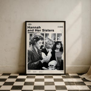 K&ouml;nnte beinhalten: Ein gerahmtes Schwarz-Wei&szlig;-Filmposter f&uuml;r "Hannah und ihre Schwestern" (1986) mit drei Frauen. Das Poster befindet sich in einem schwarzen Rahmen und wird an einer wei&szlig;en Wand &uuml;ber einem schwarz-wei&szlig;en Schachbrettboden angezeigt.