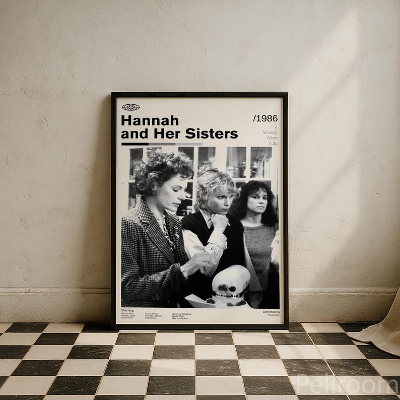 K&ouml;nnte beinhalten: Ein gerahmtes Schwarz-Wei&szlig;-Filmposter f&uuml;r "Hannah und ihre Schwestern" (1986) mit drei Frauen. Das Poster befindet sich in einem schwarzen Rahmen und wird an einer wei&szlig;en Wand &uuml;ber einem schwarz-wei&szlig;en Schachbrettboden angezeigt.