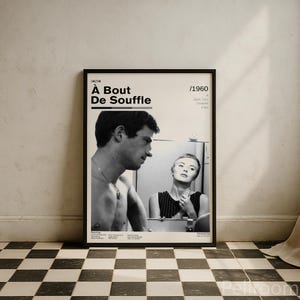 Peut inclure: Affiche de film encadrée en noir pour le film de 1960 "À Bout de Souffle". L'image en noir et blanc présente deux personnes, dont une se regardant dans un miroir. L'affiche porte le titre et l'année du film.