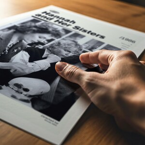 K&ouml;nnte beinhalten: Schwarz-Wei&szlig;-Druck des Films "Hannah and Her Sisters" mit dem Titel oben. Der Druck zeigt ein Standbild aus dem Film mit dem Jahr 1986. Der Druck wird von einer Hand gehalten.