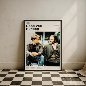 以下が含まれることがあります： 「グッド・ウィル・ハンティング」 (1997) の映画ポスター。2人の男性が座っている様子が描かれ、上部に映画タイトルがあります。ポスターは黒いフレームに入っており、白壁に立てかけられ、白黒の市松模様の床の上に置かれています。