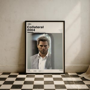 Può includere: Un poster cinematografico incorniciato per "Collateral" (2004) con un uomo in giacca grigia. Il poster ha una cornice nera ed è esposto contro un muro bianco sopra un pavimento a scacchi in bianco e nero.