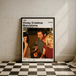 Könnte beinhalten: Gerahmtes Filmplakat für "Vicky Cristina Barcelona" (2008) mit schwarzem Rahmen. Das Poster zeigt drei Personen, mit dem Titel oben. Es wird vor einer weißen Wand und einem schwarz-weiß karierten Boden präsentiert.