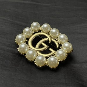 Elegant Vintage Brooch With Big Logo Gucci GG Gold Brooch With Pearls
