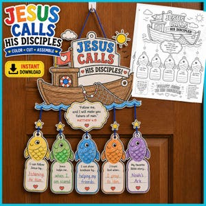 Op de afbeelding: Een papieren knutselmobiel met een bruine boot met de tekst Jesus Calls His Disciples en een visnet. Vijf kleurrijke vissen hangen aan de boot, elk met een opdracht en handgeschreven tekst. Een bijpassend zwart-wit printbaar vel is inbegrepen.