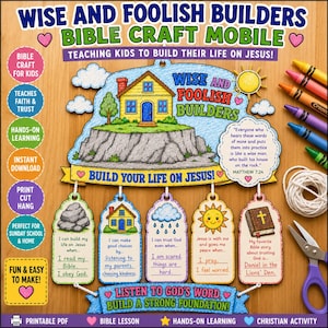 Puede incluir: Un kit de manualidades bíblicas Wise and Foolish Builders con una casa sobre una roca, cinco etiquetas colgantes con textos como Mateo 7:24. El kit incluye lápices de colores, cuerda blanca y tijeras sobre una superficie de madera.
