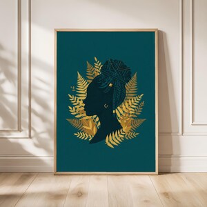 Könnte beinhalten: Ein gerahmter Wandkunstdruck, der die dunkle Silhouette einer Person im Profil mit einer hohen geflochtenen Duttfrisur zeigt, verziert mit goldenen Akzenten, vor einem tiefen blaugrünen Hintergrund, umgeben von einer symmetrischen Anordnung goldener Farnblätter.