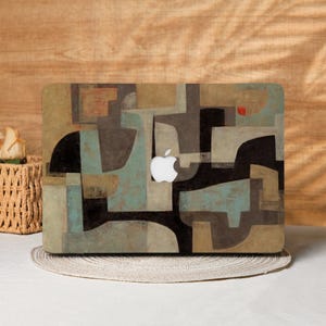 Puede incluir: Funda para portátil con un diseño geométrico abstracto en tonos marrón, negro y verde azulado. La funda presenta el logotipo de Apple y un acabado mate. El diseño tiene una estética vintage y artística.