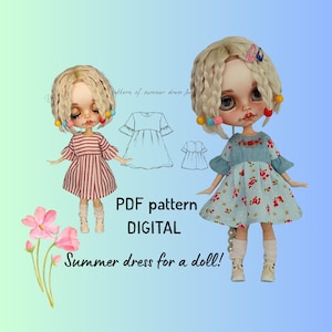 Puede incluir: Dos muñecas con vestidos de verano aparecen en esta imagen. Una muñeca lleva un vestido a rayas rojas y blancas, y la otra un vestido floral azul. La imagen también incluye un patrón de vestido y el texto "PDF pattern DIGITAL Summer dress for a doll!"
