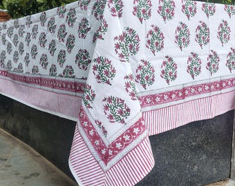 刺繍の花とカットワークが施されたヴィンテージのハンドメイドテーブル
