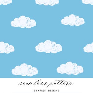 Könnte beinhalten: Nahtloses Muster mit weißen, flauschigen Wolken auf hellblauem Hintergrund. Die Wolken haben ein strukturiertes, handgezeichnetes Aussehen. Die Worte "seamless pattern" sind kursiv geschrieben, darunter "BY KRASITI DESIGNS".