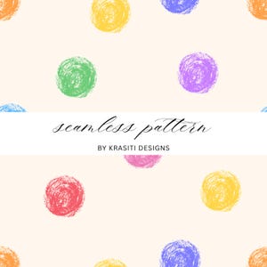Op de afbeelding: Een naadloos patroon met getextureerde cirkels in geel, groen, paars, roze, blauw en oranje op een crèmekleurige achtergrond. De tekst "seamless pattern" en "BY KRASITI DESIGNS" is in zwart weergegeven.