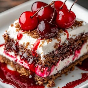Puede incluir: Una porción de postre de cerezas en un plato blanco. El postre presenta capas de bizcocho oscuro, crema blanca y relleno de cerezas, cubierto con cerezas frescas y un chorrito de salsa de cerezas. El postre está adornado con migas marrones.