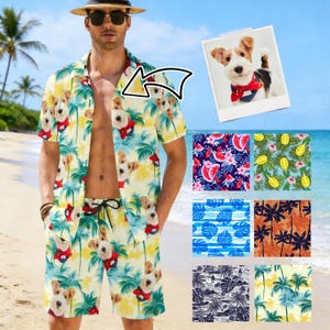 Op de afbeelding: Een bijpassende shirt- en shortset met een herhalend patroon van een hond met een rode bandana en gitaar, palmbomen en gele bloemen. De set heeft een lichtgele achtergrond. De shorts hebben een taille met trekkoord.