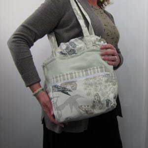 Bolso de mano con pájaros y mariposas