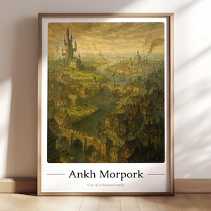 Könnte beinhalten: Gerahmter Kunstdruck einer detaillierten Stadtillustration. Das Kunstwerk zeigt eine mittelalterliche Stadt mit Fluss, Brücken und einem großen Schloss. Der Text "Ankh Morpork" und "City of a thousand smells" befindet sich unten.