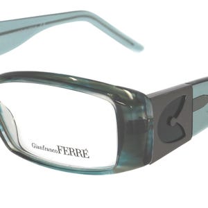 Op de afbeelding: Rechthoekige bril met een doorschijnend teal montuur en pootjes. De pootjes hebben een donkergrijze accent met een gestileerd ontwerp. De merknaam "Gianfranco Ferré" is op de lens gedrukt.