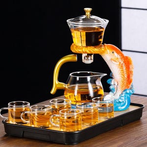 Può includere: Un cartello in legno rustico bianco con la scritta "Welcome" in stile handwritten. Il cartello presenta un aspetto invecchiato e un elemento floreale decorativo. Lo sfondo è una texture di legno sfocata.