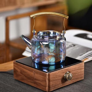 Puede incluir: Un juego de tres tazas de cerámica con un acabado mate moteado. Las tazas son en tonos crema, gris claro y gris oscuro. Cada taza tiene un diseño simple y minimalista y un asa redondeada.