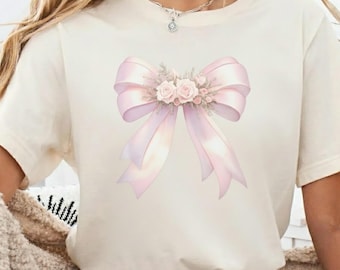 Camiseta con lazo floral. Elegante camiseta con diseño de lazo floral. Top rosa pastel. Camiseta con lazo rosa. Camiseta con lazo floral.