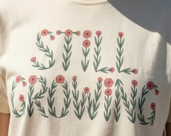 Diseño de camiseta floral "Sigue creciendo" / Tipografía botánica PNG (Descarga digital)