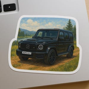 Puede incluir: Adhesivo de SUV negro con un fondo escénico de río, árboles y montañas. El adhesivo presenta un SUV negro con la matrícula "RDM3 AUT". El adhesivo está en un portátil.