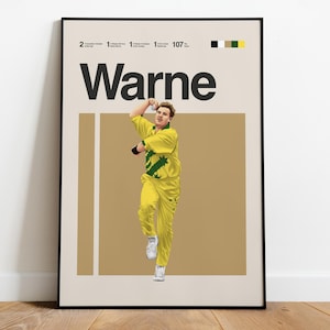Puede incluir: Un póster enmarcado con una ilustración estilizada de un jugador de críquet con uniforme amarillo y detalles verdes. El nombre "Warne" se muestra de forma destacada. El fondo es beige con un cuadrado marrón y líneas verticales.