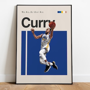 Peut inclure: Affiche encadrée représentant un joueur de basket-ball en uniforme des Golden State Warriors, en plein saut, tenant un ballon. Le mot "Curry" est au-dessus du joueur. Le fond est bleu et beige avec des échantillons de couleurs en haut.