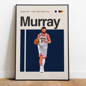 Könnte beinhalten: Ein gerahmter Kunstdruck mit einem Basketballspieler in weißem und rotem Trikot, der einen Basketball hält. Das Wort "Murray" ist prominent über dem Spieler abgebildet. Der Hintergrund ist ein dunkelblaues Rechteck mit cremefarbenem Rand.