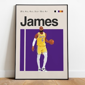 Könnte beinhalten: Ein gerahmter Kunstdruck mit einer stilisierten Illustration eines Basketballspielers in gelbem und lila Trikot, der einen Basketball hält. Der Name "James" ist in großen Buchstaben über dem Spieler gedruckt. Der Hintergrund ist lila.