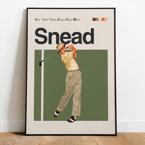 Puede incluir: Impresión artística enmarcada con una ilustración vintage del golfista Sam Snead en acción. La obra muestra a Snead con sombrero beige, camisa amarilla y pantalones caqui, balanceando un palo de golf sobre un fondo verde. La palabra "Snead" se muestra.