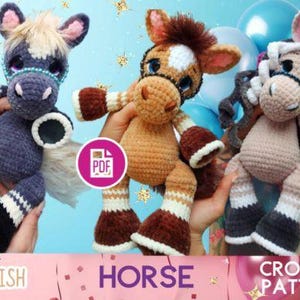 Op de afbeelding: Drie handgemaakte gehaakte paarden in blauw, bruin en beige. Elk paard heeft een unieke manen en details, waaronder gestreepte benen en een hoofdstel. De afbeelding bevat ook de tekst "ENGLISH HORSE CROCHET PATTERN".