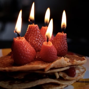Puede incluir: Un juego de tres tazas de cerámica con un acabado mate moteado. Las tazas son en tonos crema, gris claro y gris oscuro. Cada taza tiene un diseño simple y minimalista y un asa redondeada. Las tazas están apiladas una encima de la otra.